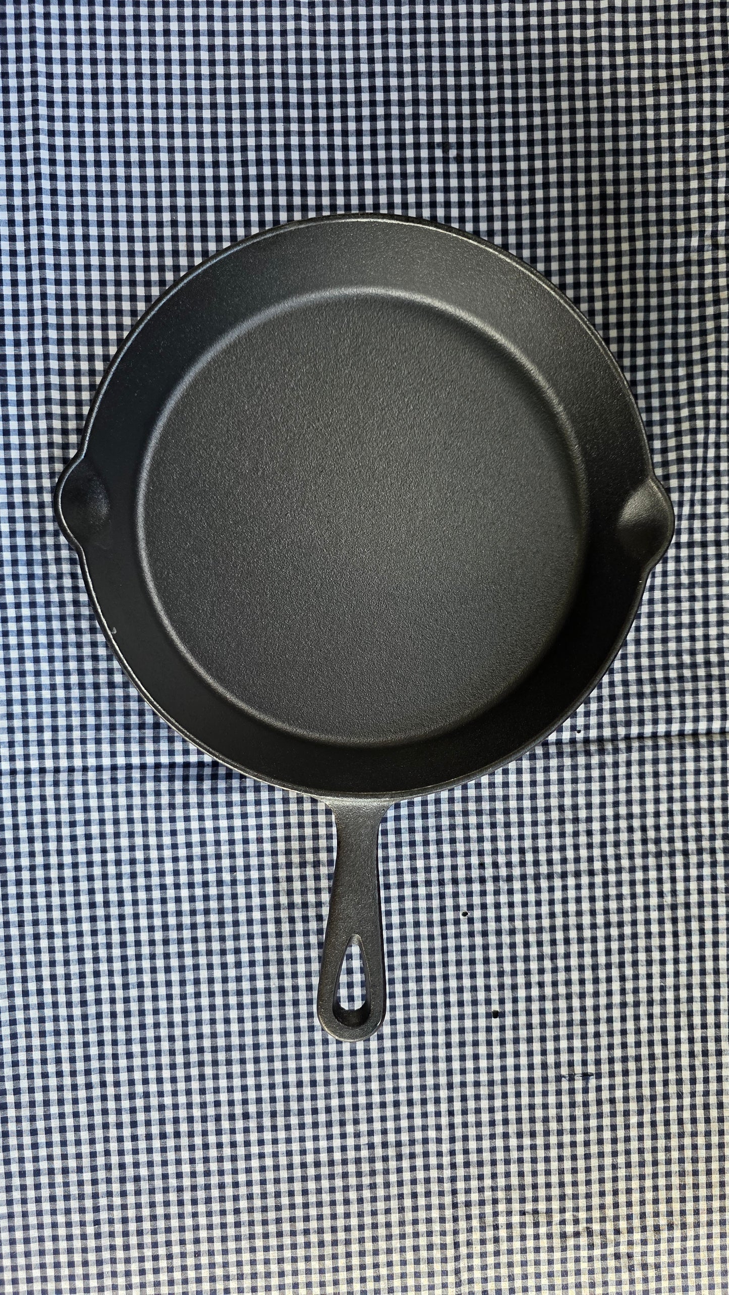 Sartén de Hierro Fundido 26 cm — Equilibrio Perfecto entre Potencia y Versatilidad