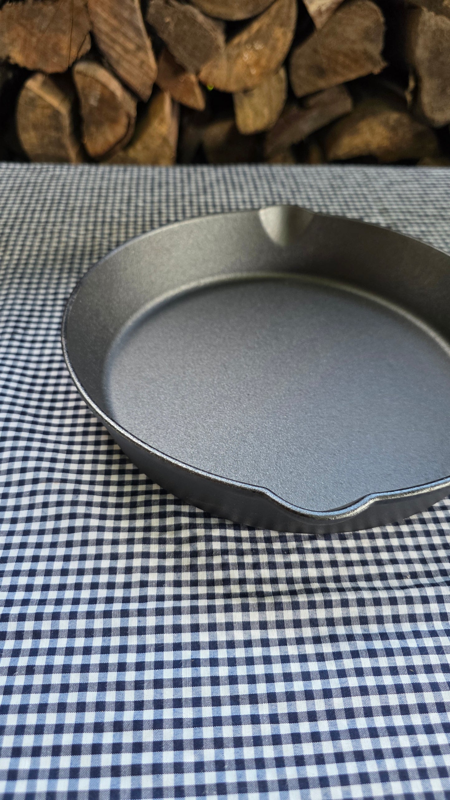 Sartén de Hierro Fundido 26 cm — Equilibrio Perfecto entre Potencia y Versatilidad