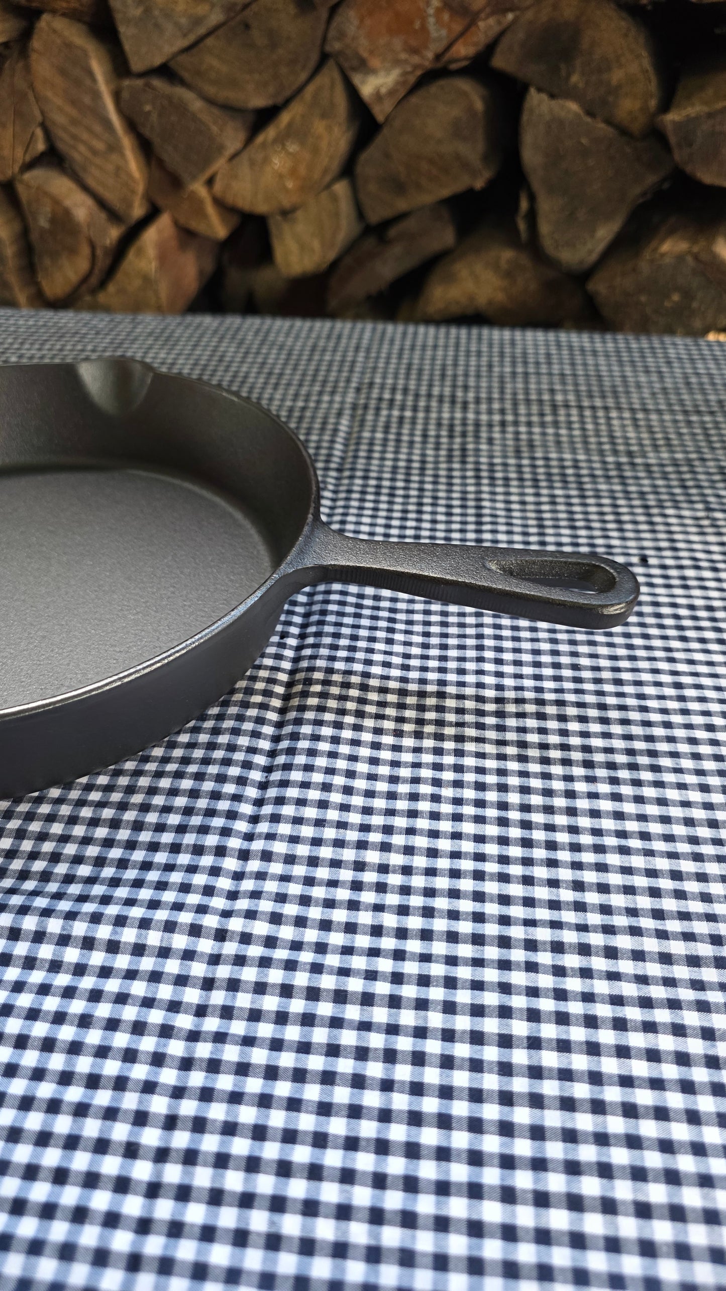 Sartén de Hierro Fundido 26 cm — Equilibrio Perfecto entre Potencia y Versatilidad