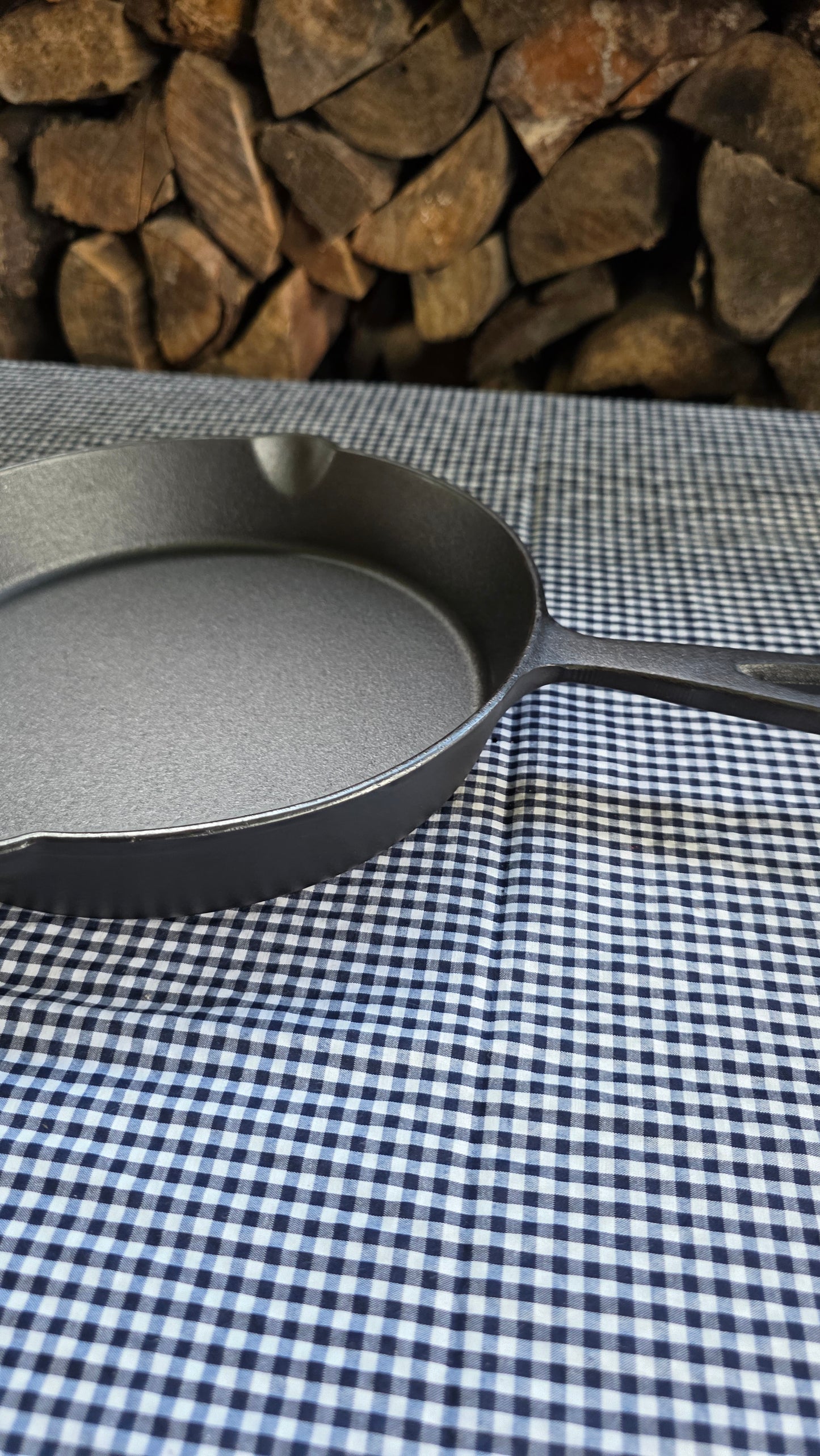 Sartén de Hierro Fundido 26 cm — Equilibrio Perfecto entre Potencia y Versatilidad