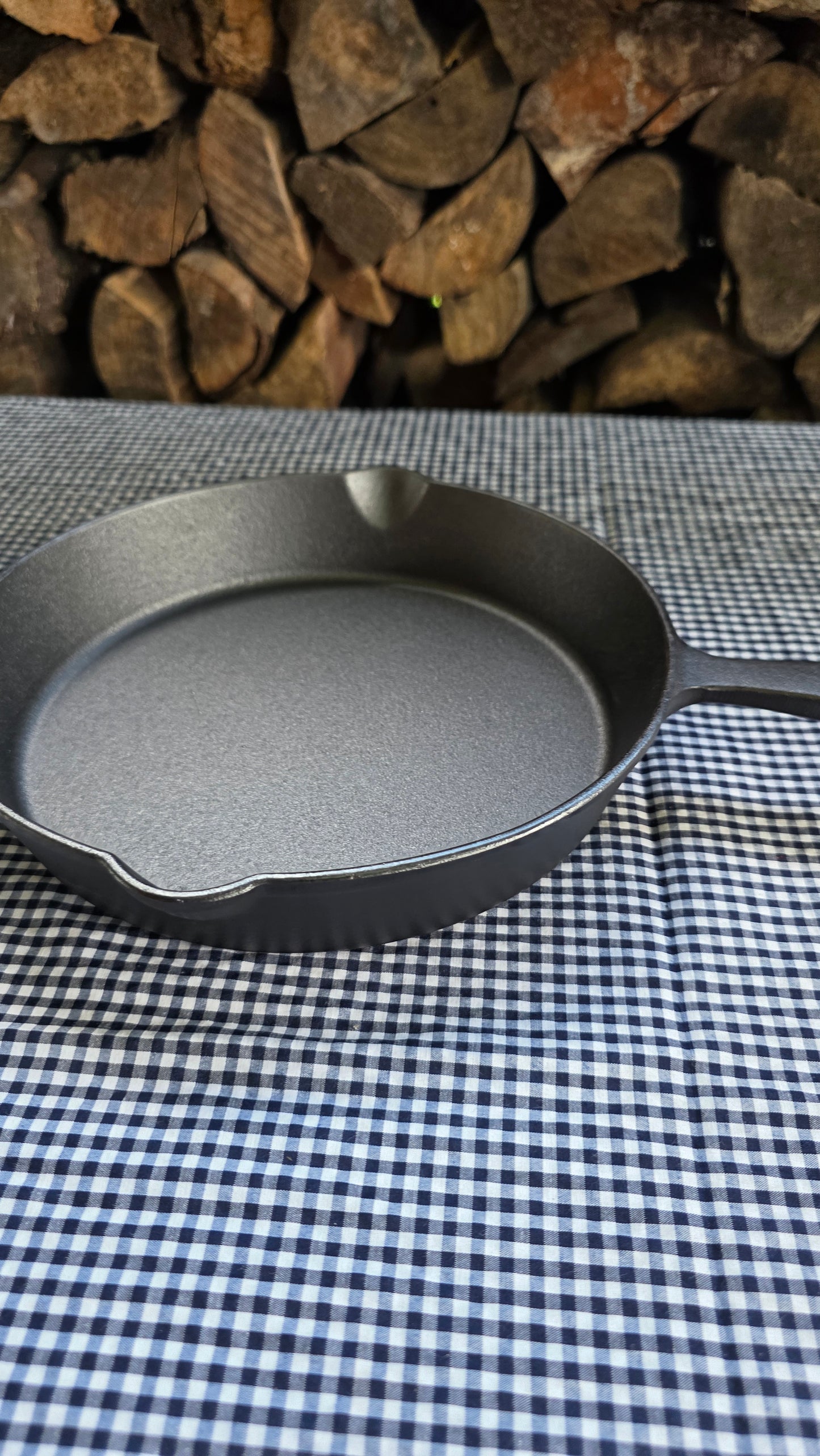Sartén de Hierro Fundido 26 cm — Equilibrio Perfecto entre Potencia y Versatilidad