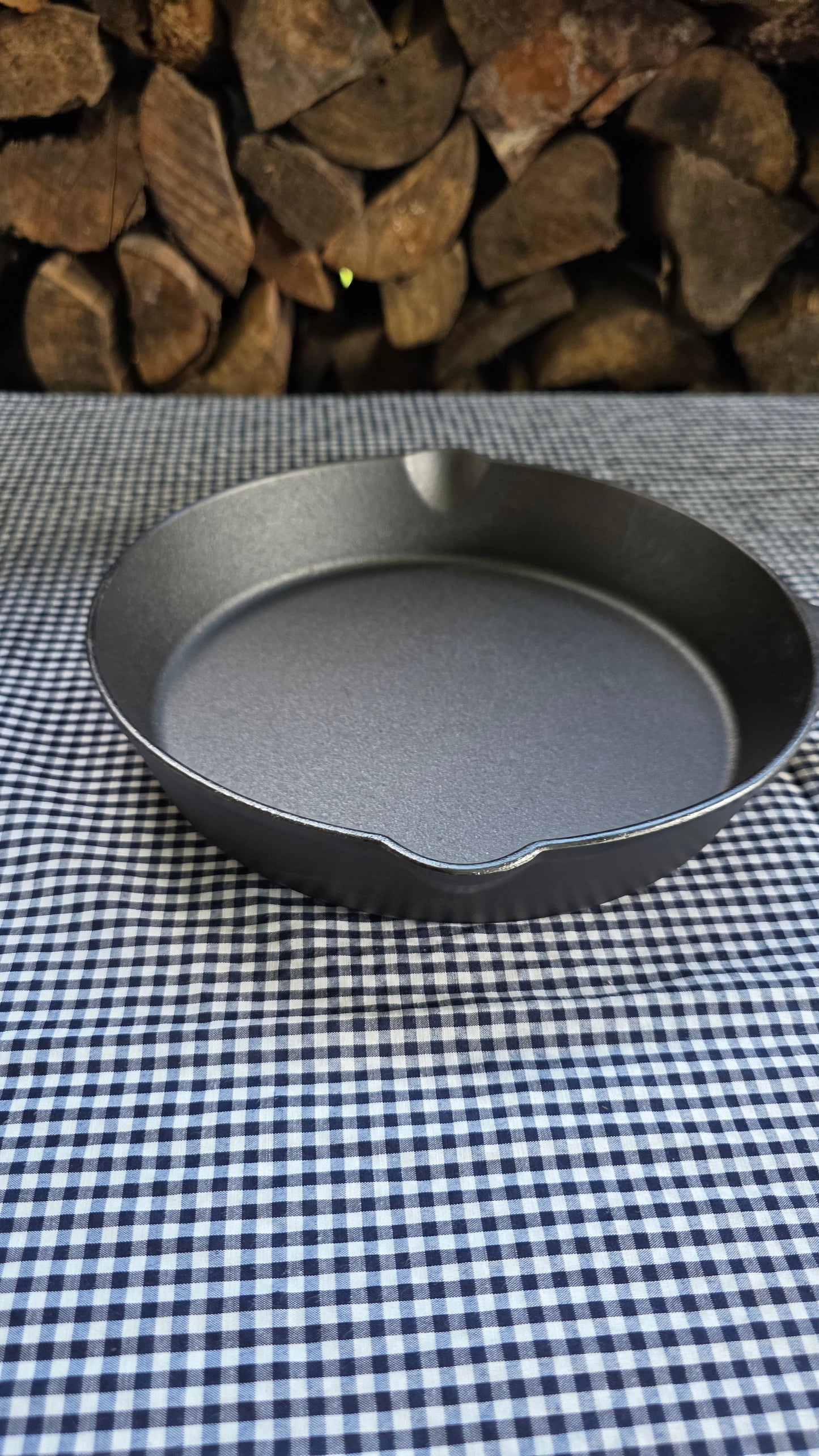 Sartén de Hierro Fundido 26 cm — Equilibrio Perfecto entre Potencia y Versatilidad