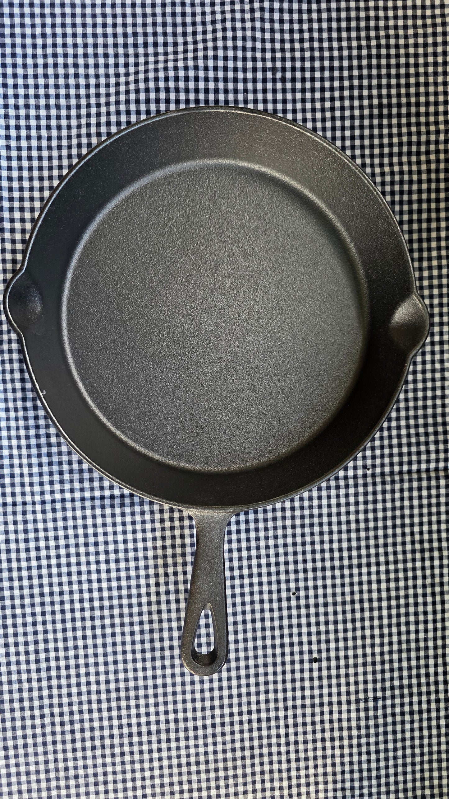 Sartén de Hierro Fundido 26 cm — Equilibrio Perfecto entre Potencia y Versatilidad