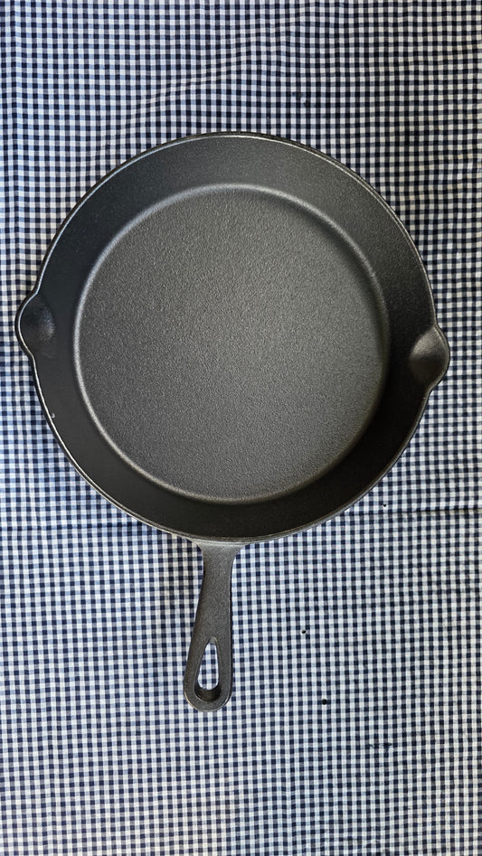 Sartén de Hierro Fundido 26 cm — Equilibrio Perfecto entre Potencia y Versatilidad