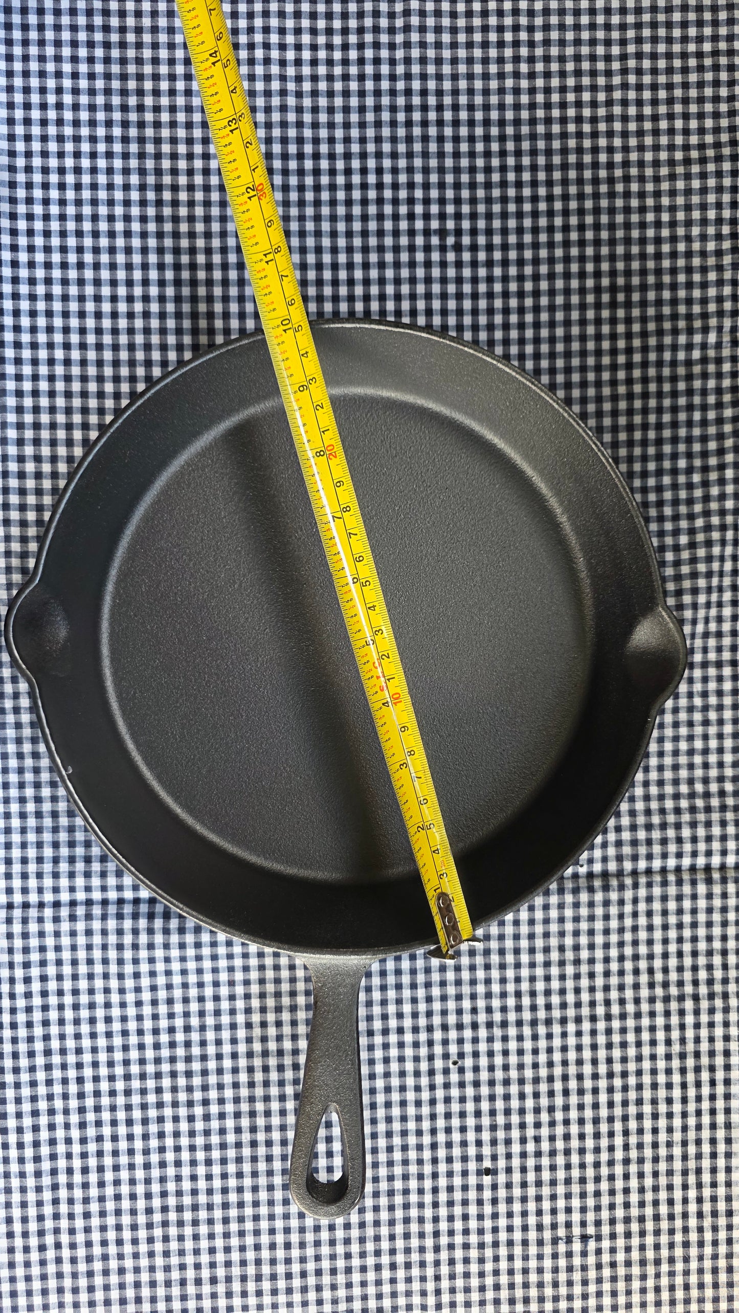 Sartén de Hierro Fundido 26 cm — Equilibrio Perfecto entre Potencia y Versatilidad