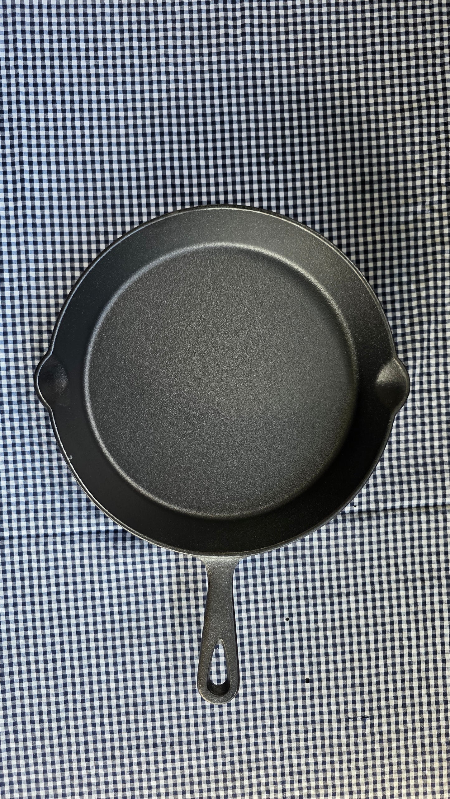 Sartén de Hierro Fundido 26 cm — Equilibrio Perfecto entre Potencia y Versatilidad